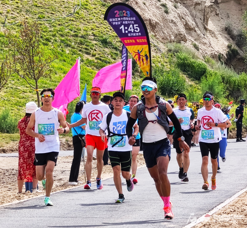 “跑”出花城新形象 自治区十四运半程马拉松在伊犁河畔开赛